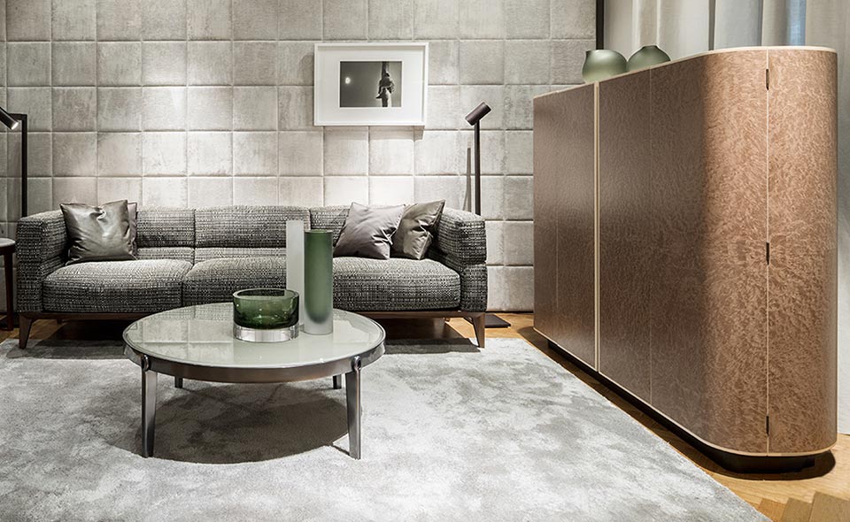 Credenza MOORE e divano AGO Giorgetti