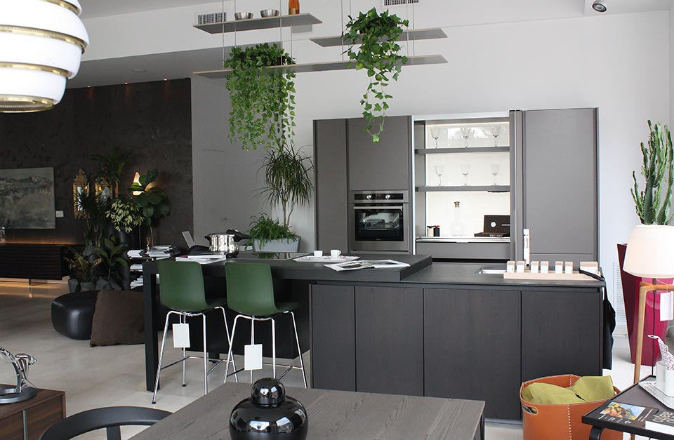 Cucina con isola Dada Banco e colonne HiLine 6