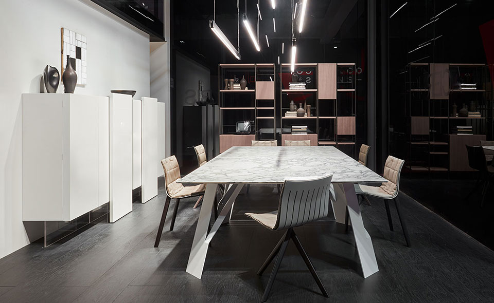 Tavolo ELIQUE, sedie AIRY e credenza ALTEREGO Acerbis International
